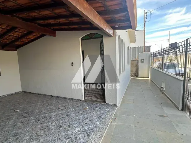 Casa com 180m² 3 quartos e 1 banheiro, à venda, no bairro Ana Rosa em Bom Despacho