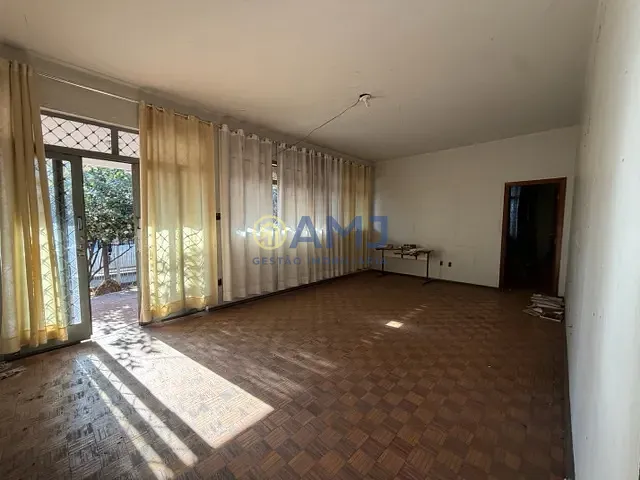 Casa com 450m² 3 quartos e 2 banheiros, à venda, no bairro Setor Coimbra em Goiânia