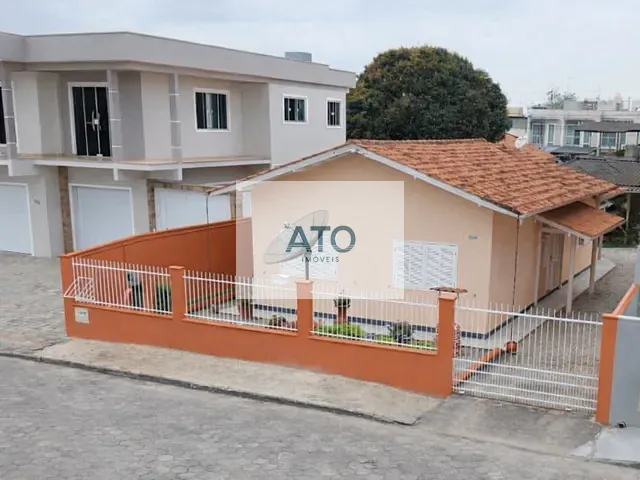 Casa 4 quartos e 2 banheiros, à venda, no bairro Universitário em Tijucas
