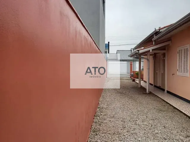 Casa 4 quartos e 2 banheiros, à venda, no bairro Universitário em Tijucas