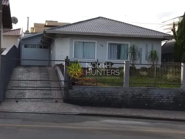 Casa com 552m² 3 quartos e 3 banheiros, à venda, no bairro Glória em Joinville