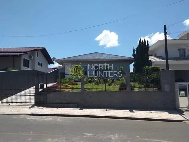 Casa com 552m² 3 quartos e 3 banheiros, à venda, no bairro Glória em Joinville