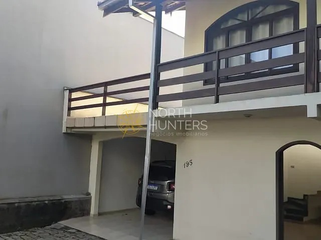 Casa com 374m² 4 quartos e 2 banheiros, à venda, no bairro Glória em Joinville