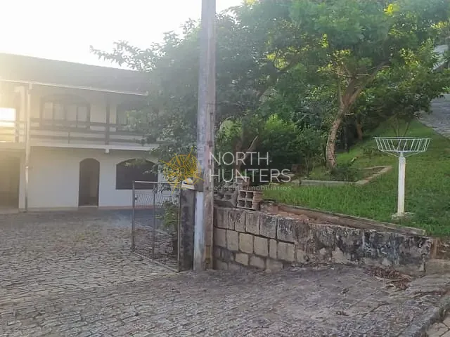 Casa com 374m² 4 quartos e 2 banheiros, à venda, no bairro Glória em Joinville
