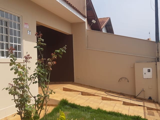 Casa com 300m² 3 quartos e 1 banheiro, à venda ou para alugar, no bairro Jardim Itália em Cambé