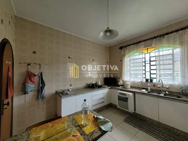 Casa com 500m², à venda ou para alugar, no bairro Chácara das Pedras em Porto Alegre