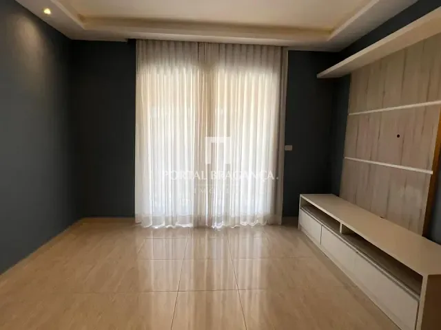 Casa com 250m² 3 quartos e 2 banheiros, à venda, no bairro Condomínio Portal da Serra em Bragança Paulista