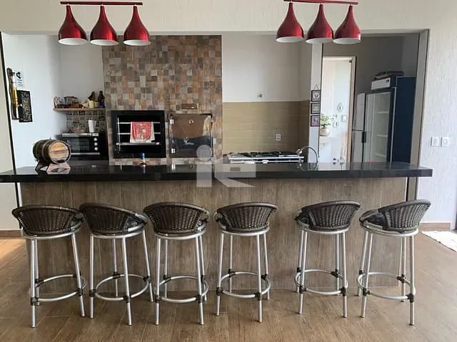 Casa com 750m², à venda, no bairro Centro em Rolândia