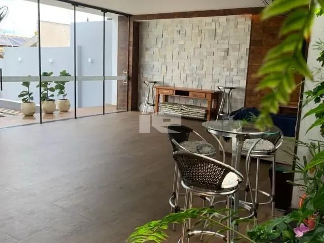 Casa com 750m², à venda, no bairro Centro em Rolândia
