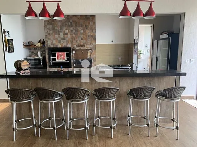 Casa com 750m², à venda, no bairro Centro em Rolândia