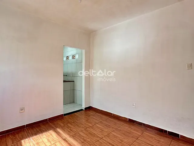 Casa com 40m² 1 quarto e 1 banheiro, para alugar, no bairro Minaslândia em Belo Horizonte