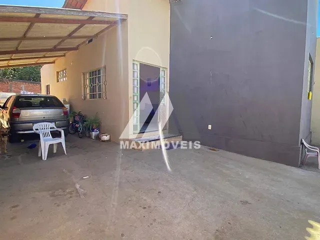 Casa 3 quartos e 2 banheiros, à venda, no bairro São Francisco em Araçuaí