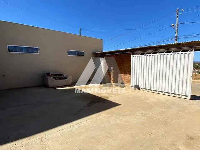 Casa 3 quartos e 2 banheiros, à venda, no bairro São Francisco em Araçuaí