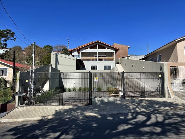 Casa 4 quartos e 4 banheiros, à venda, no bairro Uvaranas em Ponta Grossa