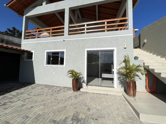Casa 4 quartos e 4 banheiros, à venda, no bairro Uvaranas em Ponta Grossa