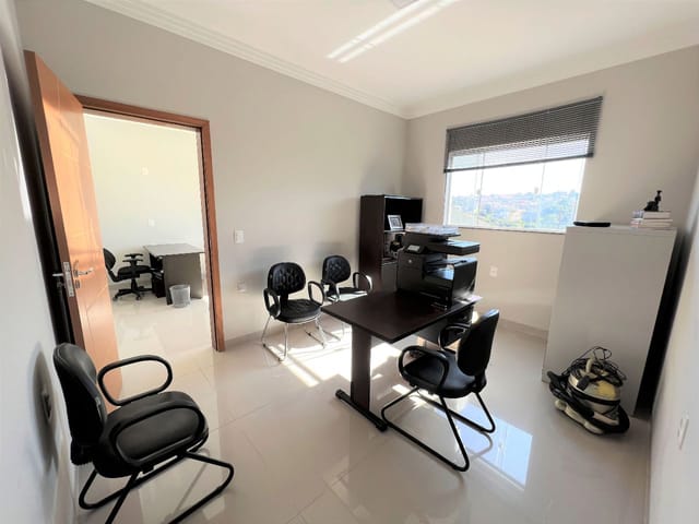 Casa 4 quartos e 4 banheiros, à venda, no bairro Uvaranas em Ponta Grossa