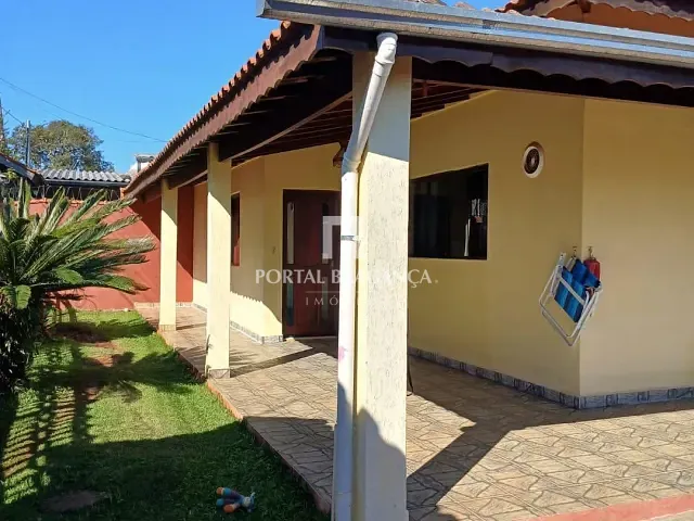 Casa 3 quartos e 2 banheiros, à venda, no bairro Residencial Hípica Jaguari em Bragança Paulista