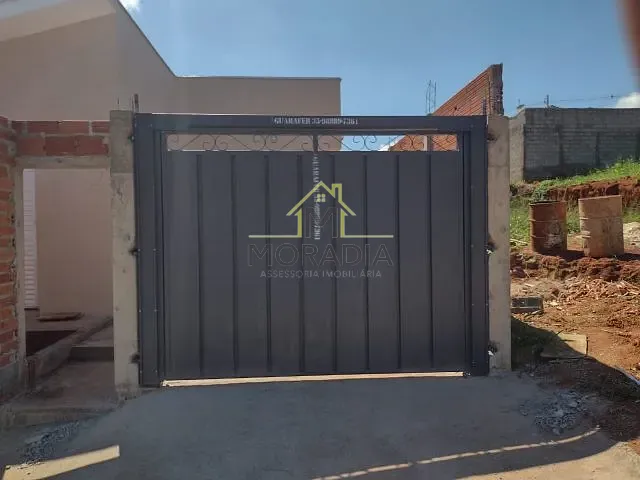 Casa com 200m² 2 quartos e 2 banheiros, à venda, no bairro Jardim Aeroporto em Guaxupé