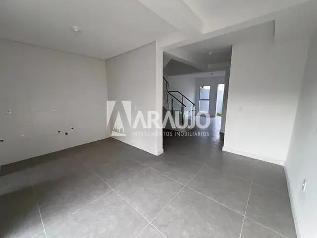 Sobrado com 159m² 3 quartos e 2 banheiros, à venda, no bairro Espinheiros em Itajaí