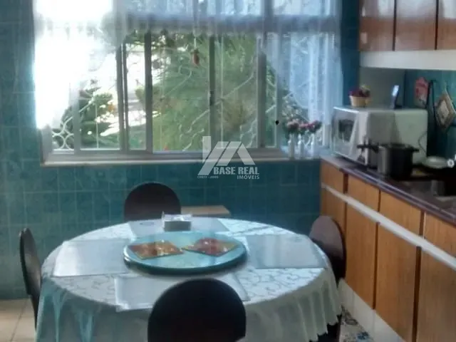 Casa com 632m² 3 quartos e 3 banheiros, à venda, no bairro Uvaranas em Ponta Grossa