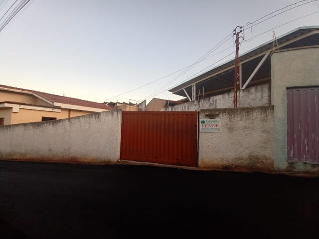 Casa com 200m² 3 quartos e 1 banheiro, à venda, no bairro Vila Zanetti em São João da Boa Vista