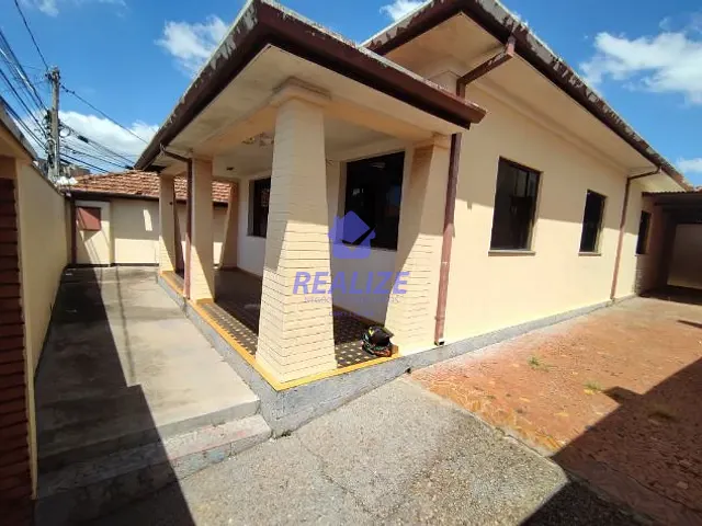 Casa com 500m² 3 quartos e 2 banheiros, à venda, no bairro Vila dos Lavradores em Botucatu