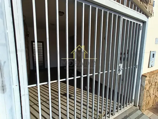 Casa com 200m² 3 quartos e 2 banheiros, para alugar, no bairro Angola em Guaxupé