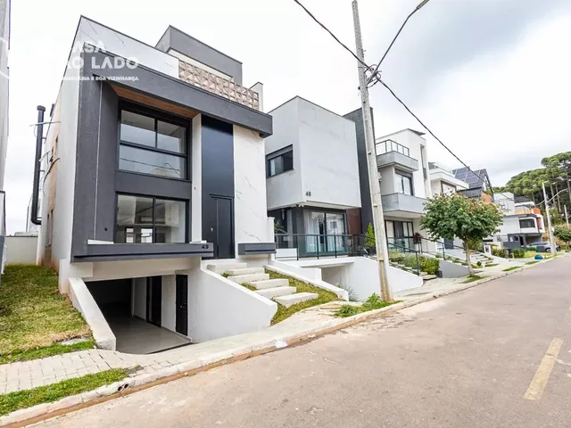 Casa 3 quartos e 4 banheiros, à venda, no bairro Santa Cândida em Curitiba