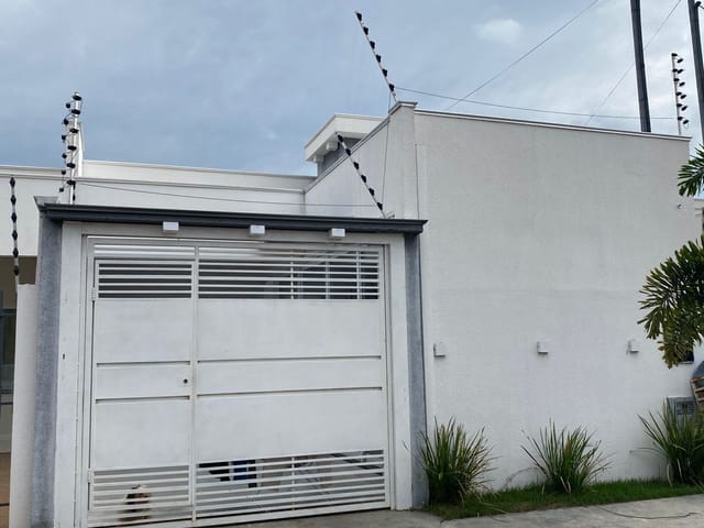 Casa com 100m² 2 quartos e 2 banheiros, à venda, no bairro Residencial Deville em Sinop