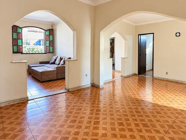 Casa 4 quartos e 1 banheiro, à venda, no bairro Belmonte em Belo Horizonte