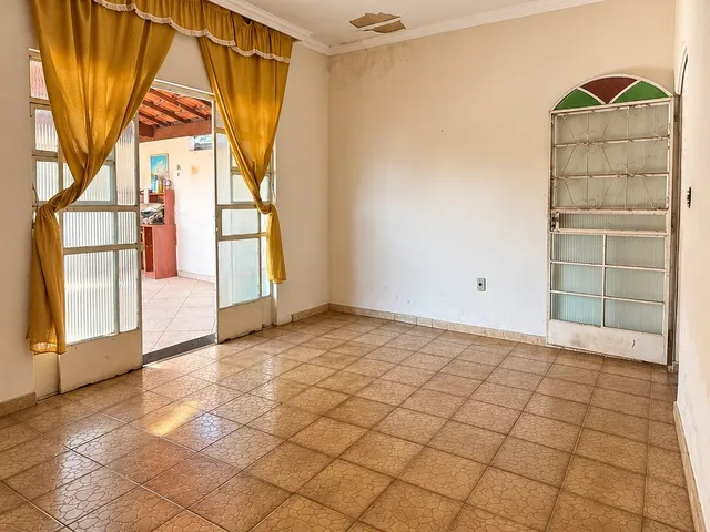 Casa 4 quartos e 1 banheiro, à venda, no bairro Belmonte em Belo Horizonte