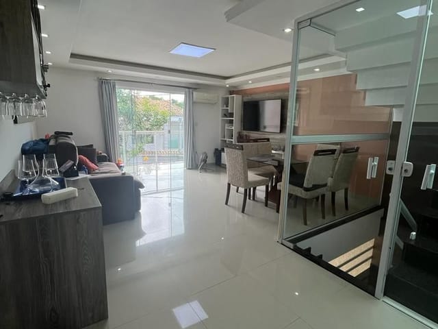 Casa com 215m² 3 quartos e 2 banheiros, à venda, no bairro Jardim Vitória em Macaé