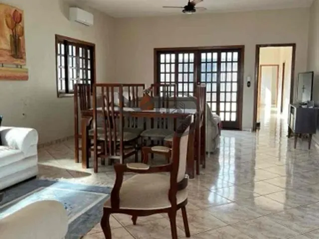 Casa com 380m² 4 quartos e 3 banheiros, à venda, no bairro Jardim Itália em Cuiabá