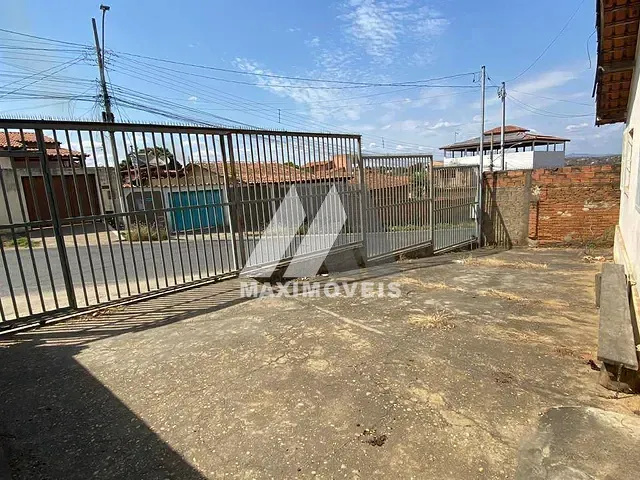 Casa com 420m² 4 quartos e 2 banheiros, à venda, no bairro Bela Vista em Araçuaí