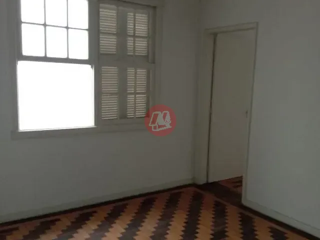 Casa com 330m² 6 quartos e 2 banheiros, à venda, no bairro Farroupilha em Porto Alegre