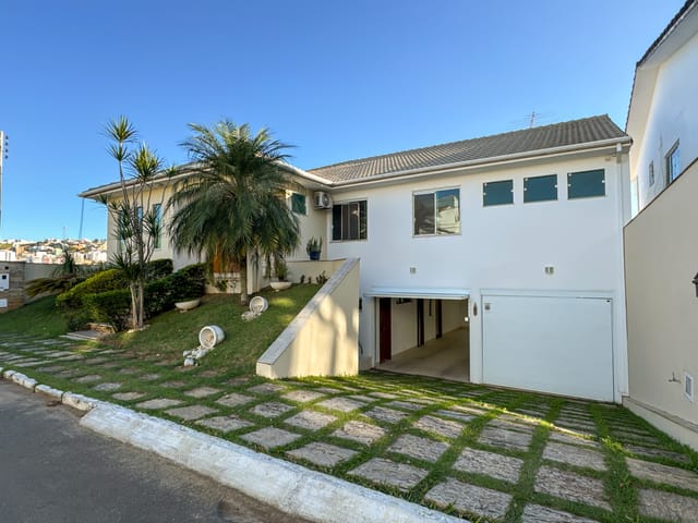 Casa 5 quartos e 5 banheiros, à venda, no bairro São Pedro em Juiz de Fora
