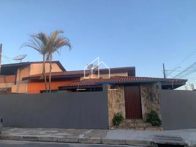 Casa 5 quartos e 4 banheiros, à venda ou para alugar, no bairro Parque São Domingos em Pindamonhangaba