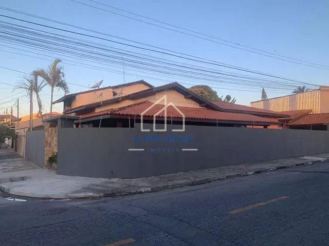 Casa 5 quartos e 4 banheiros, à venda ou para alugar, no bairro Parque São Domingos em Pindamonhangaba