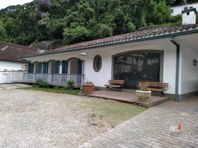 Casa à venda, no bairro Mosela em Petrópolis