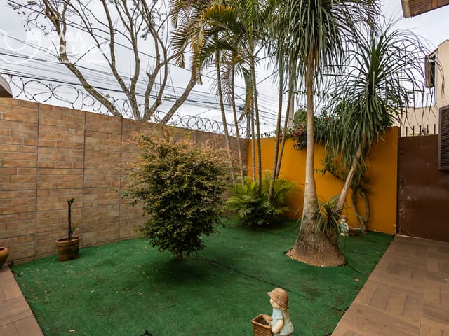 Casa 5 quartos e 3 banheiros, à venda, no bairro Santa Cândida em Curitiba