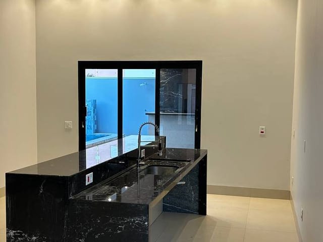 Casa com 408m² 3 quartos e 1 banheiro, à venda, no bairro Jardim Curitiba em Sinop