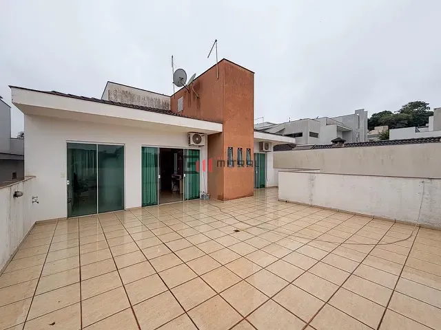 Casa com 300m² 4 quartos e 4 banheiros, à venda, no bairro Esperança em Londrina