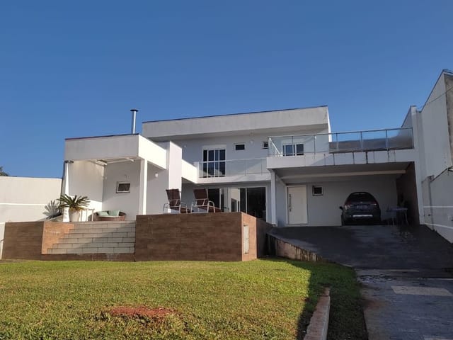 Casa de Alto Padrão à Venda, com 3 suítes, Piscina Aquecida e Espaço Gourmet