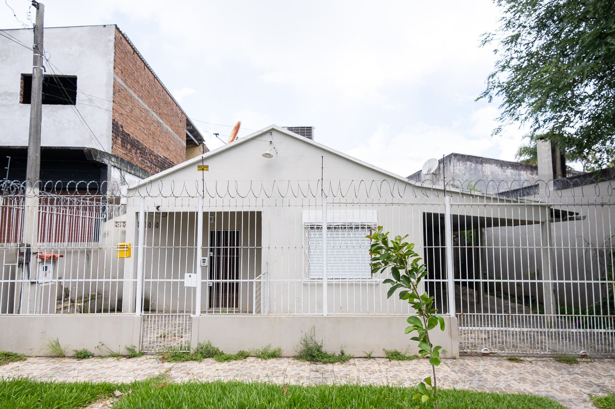 Casa para alugar no Laranjal, Pelotas/RS. Com 220 m². 2 quartos, 1 vaga. Copa, cozinha, churrasqueira e piscina. Armário na cozinha e área de serviço