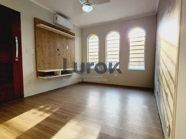 Casa com 250m² 3 quartos e 2 banheiros, à venda ou para alugar, no bairro Jardim Bom Retiro em Valinhos