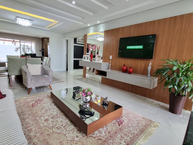 Casa com 300m² 3 quartos e 3 banheiros, à venda, no bairro Uvaranas em Ponta Grossa