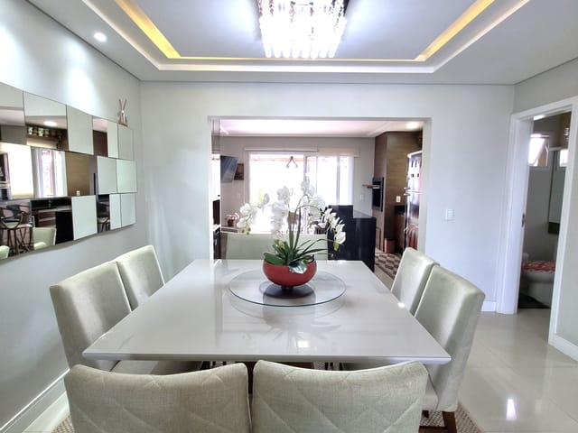 Casa com 300m² 3 quartos e 3 banheiros, à venda, no bairro Uvaranas em Ponta Grossa