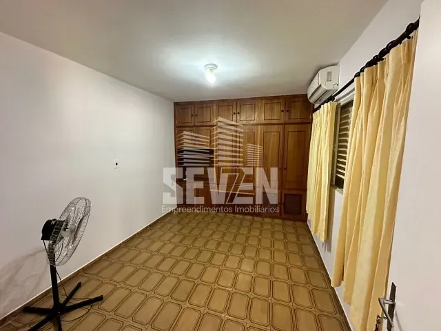 Casa com 363m² 2 quartos e 1 banheiro, à venda ou para alugar, no bairro Vila Falcão em Bauru
