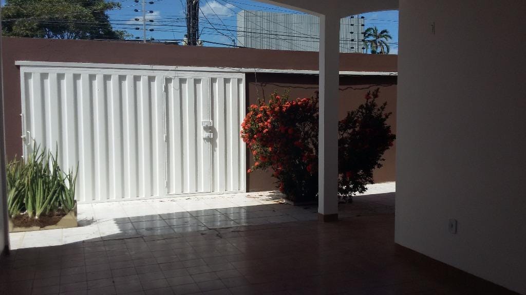 Casa à venda e aluguel com 4 quartos, 250m² - Foto 2