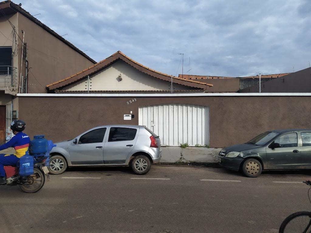 Casa à venda e aluguel com 4 quartos, 250m² - Foto 1